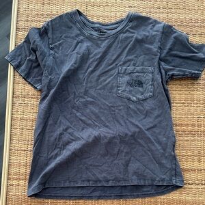 The North Face Kids Short Sleeve Pocket Tee in Charcoal